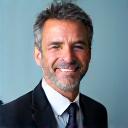 Portrait souriant du Dr. Éric Dupont, économiste.